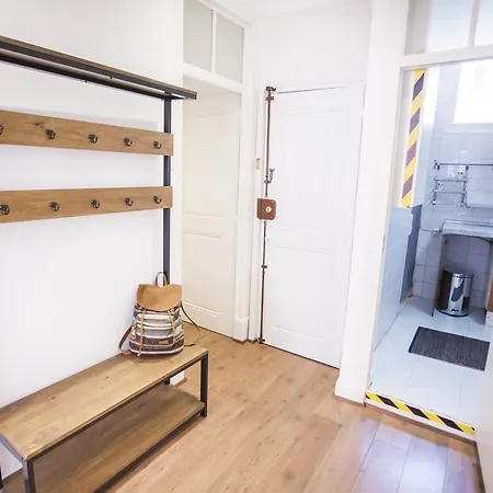 Апартаменти Bairro Alto Nicely Renovated Flat! Лісабон